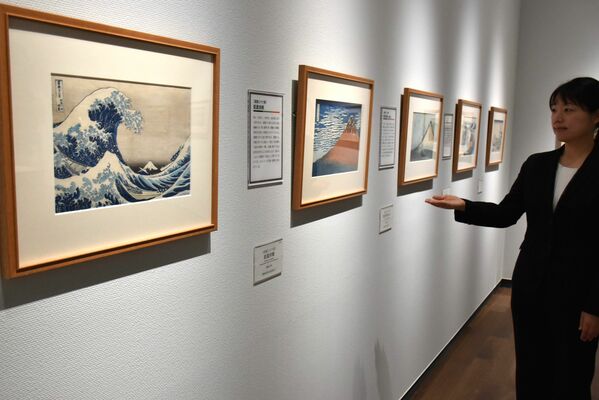 「神奈川沖浪裏」（左）や「凱風快晴」（左から２番目）が展示される北斎展