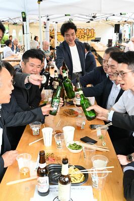 笑顔で乾杯する会社員ら