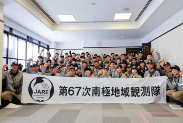 　出発前に気勢をあげる南極地域観測隊員ら＝４日、成田空港（南極観測隊同行記者撮影）