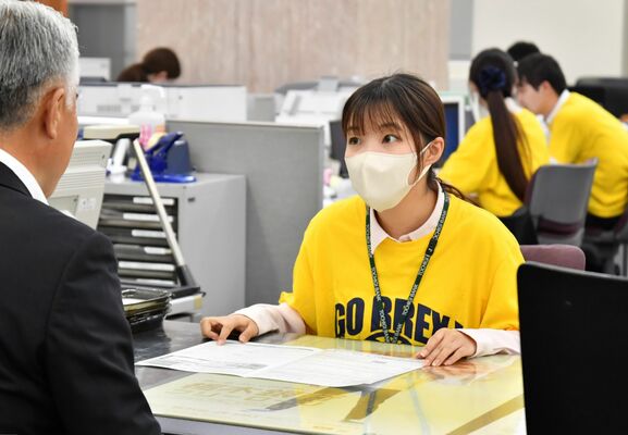 黄色のＴシャツを着用し接客する栃木銀行員