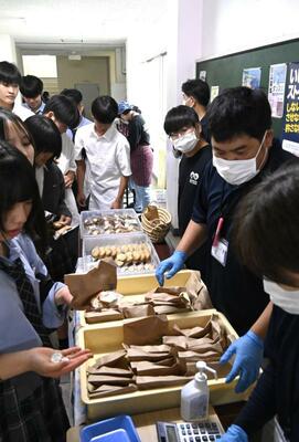 商品を買い求める生徒たちでにぎわった、ともだち作業所の焼き菓子販売