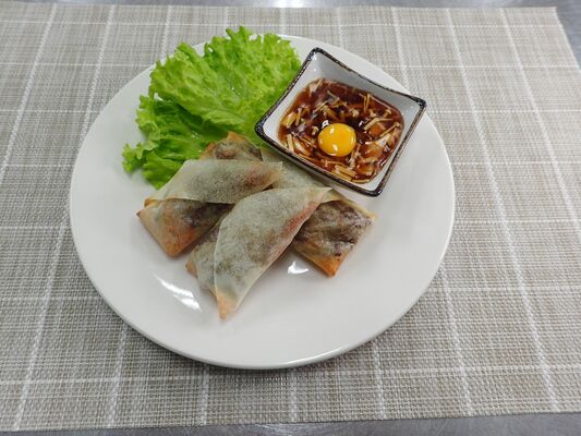 佐藤さんの「きのこたっぷり揚げないヘルシー春巻き～えのきのすき焼きソース添え～」