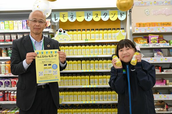 「みんなのレモネード」をＰＲする原口さん（右）とファミリーマートの関係者＝８日午後、宇都宮市