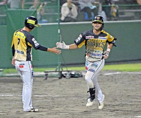 ７回、３打席連続の本塁打を放って勝ち越し、ダイヤモンドを一周する栃木ＧＢの武蔵（右）＝小山運動公園野球場