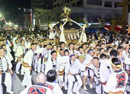 みこし渡御などが行われた昨年の宮まつり＝２０２４年８月３日夜