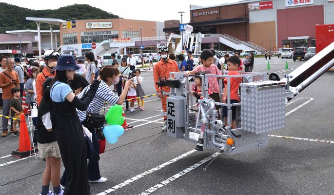 家族連れらでにぎわった消防フェア