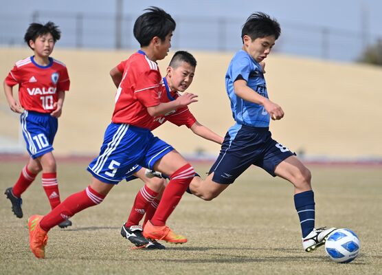 リフレＳＣ（宇河）－ＦＣ　ＶＡＬＯＮ（下都賀）決勝　前半12分、リフレの小熊（右）がミドルシュートを決める＝真岡市総合運動公園陸上競技場