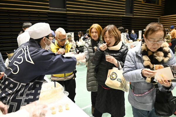 出品されたしもつかれを食べ比べる来場者