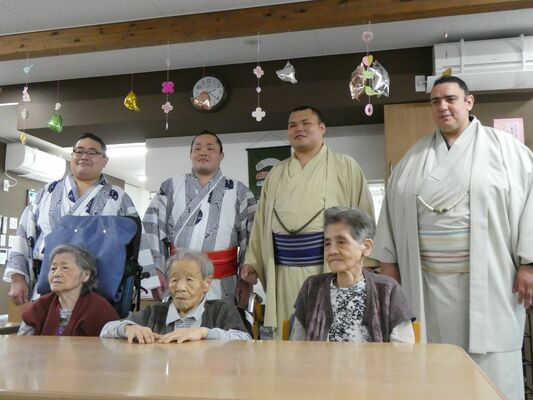 お年寄りと交流する碧山（右端）ら