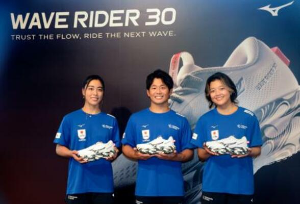 イベントに参加したサーフィン女子の都筑有夢路(左)と池田美来(右)、男子の大原洋人=10日、神奈川県鎌倉市