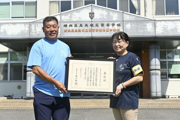 矢板東高・同付属中ＰＴＡの高塩会長（右）と矢板東高の大牧校長
