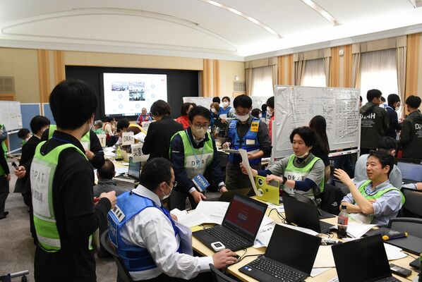 災害時の連携や調整などをテーマに訓練する医療や福祉の関係者＝14日午前、県庁