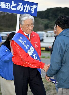街頭演説の会場で聴衆と握手を交わす福田富一氏＝10日午後、宇都宮市道場宿町