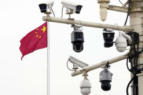 北京市内に設置された監視カメラと中国国旗=5日、北京(共同)