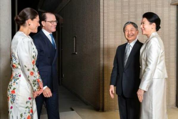 　スウェーデンのビクトリア皇太子と夫を出迎えられる天皇、皇后両陛下＝１４日夜、皇居・御所（宮内庁提供）