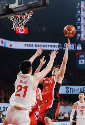 日本―中国 第4クオーター、シュートを放つ西田(右)=沖縄サントリーアリーナ