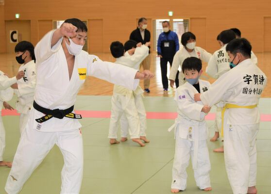 児童に実演を交えて指導する高藤選手（左）