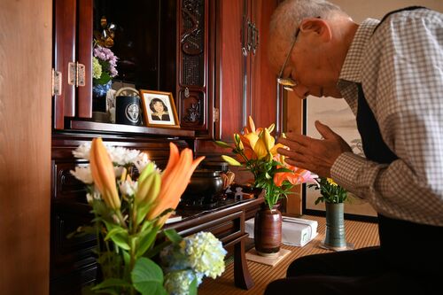 仏壇に手を合わせる立川正己さん=9日午後、栃木市