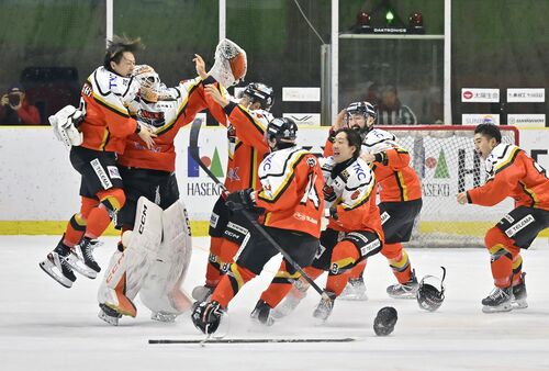 14大会ぶり日光開催となった全日本アイスホッケー選手権でクラブ初の連覇を飾ったＨＣ栃木日光アイスバックス＝12月８日