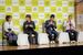 栃木県産米を試食するＵ字工事と辻さん（左）、杉浦さん（左から２人目）夫妻