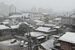 屋根などに雪が降り積もった宇都宮市中心部＝13日午後３時40分