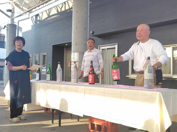 ブラインドを外して日本酒銘柄を紹介するけんもく酒店関係者＝５月１６日、さくら市