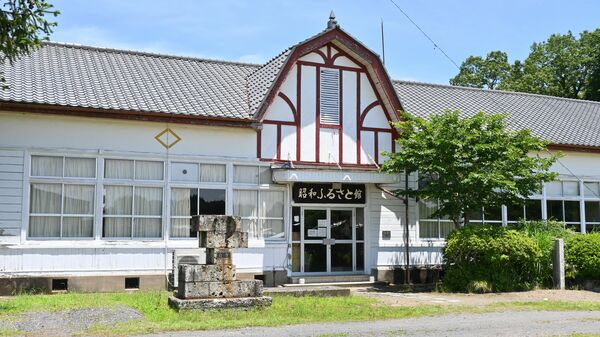 西洋風な屋根が特徴の旧木幡小学校校舎