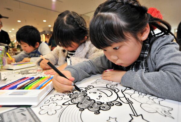 「子どもフェスタ・イン・ベルモール」でどっとこちゃん塗り絵に夢中で取り組む子どもたち＝2012年３月
