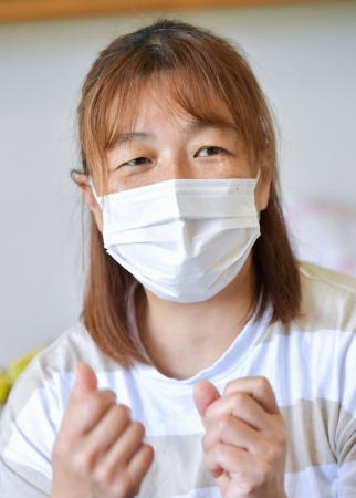 　家族が原因不明の症状に見舞われた当時の状況を語る青塚美幸さん＝８月、茨城県神栖市