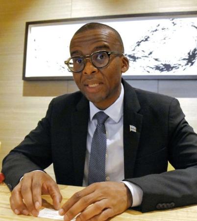 インタビューに答えるボツワナのハオラテ副大統領