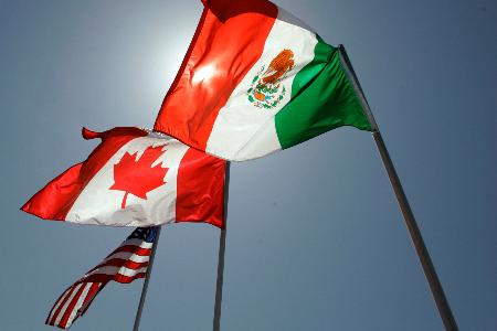 　米国、カナダ、メキシコの国旗（ＡＰ＝共同）