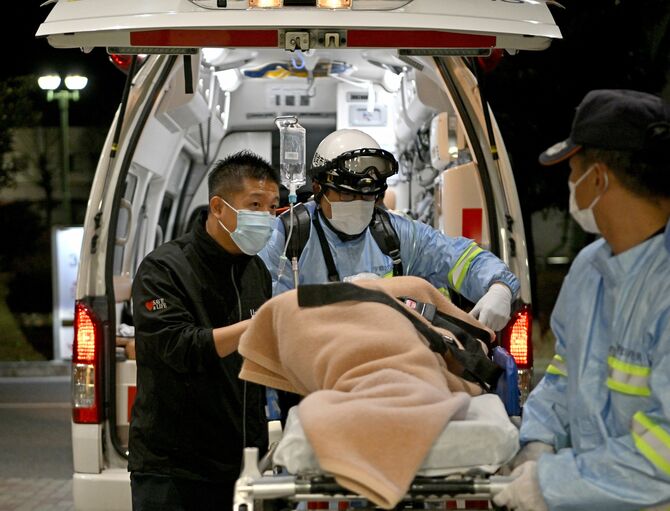 到着した救急車に駆け寄る藤田さん（左）＝12日午前３時13分
