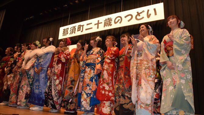 色とりどりの晴れ着姿で記念写真に納まる出席者