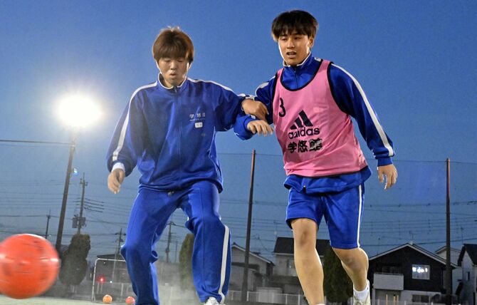 サッカー部で仲間とボールを追う高橋さん（右）。４年間打ち込み主将も務め、将来の夢も見つかった＝８日午後４時50分、栃木市沼和田町