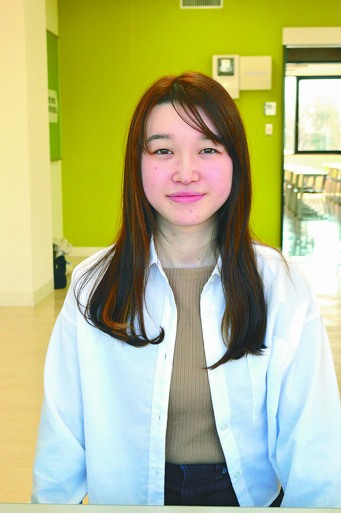 左側が巻いた後。何もしていない右側と比べてあか抜けた印象に