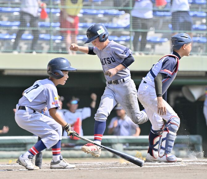 ３回、阿久津スポーツの湯浅がホームイン＝エイジェックスタジアム、磯真奈美撮影
