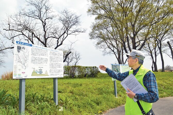遊水地の見どころを案内する同クラブのメンバー。この日のガイドは増田金一郎さん