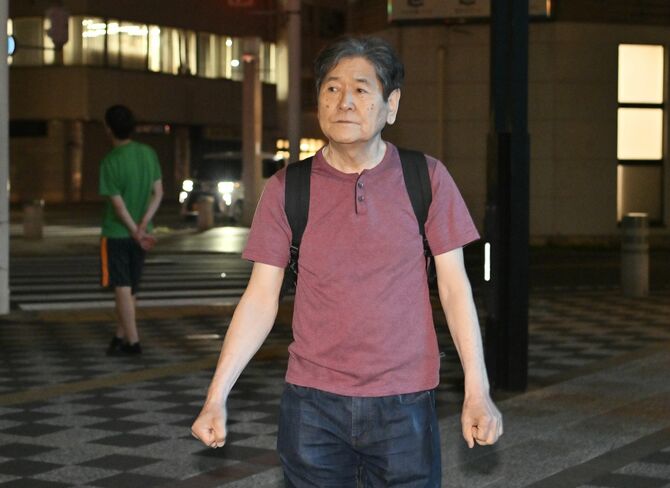 電車で通学するため駅まで歩く島田さん＝29日午後８時40分、栃木市河合町、広瀬華撮影