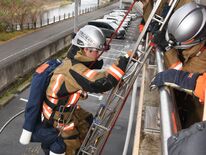 取り残された人助けるための緊張感ある連携　火災時季前に救助訓練　芳賀地…