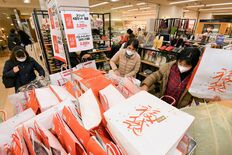 福袋求め「初売り」盛況　東武宇都宮百貨店では1200人が列