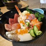 一目で食欲がかき立てられる　海鮮丼　de la Familiar（足利）
