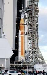 有人月周回飛行へ機体公開