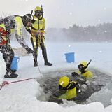 「海猿」極寒の訓練　日光・湯ノ湖で猛吹雪に耐えながら　「過去10年で最も過酷」