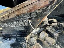 鳥取に無人木造船が漂着