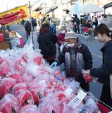 栃木で初市にぎわう　和太鼓演奏も