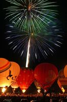 熱気球と花火が競演したバルーンイリュージョン