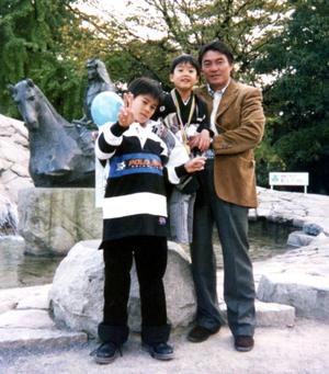 弟の煕さん(中央)の七五三で。左が優さん、右が誠さん=1998年