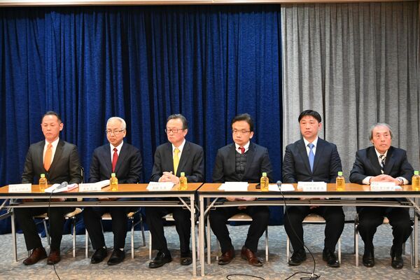 討論会に臨む（左から）大森、青木、船田、柏倉、小池、石川の各候補者＝２日夜、宇都宮市内