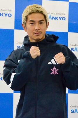 練習を公開しファイティングポーズする井岡一翔=東京都内