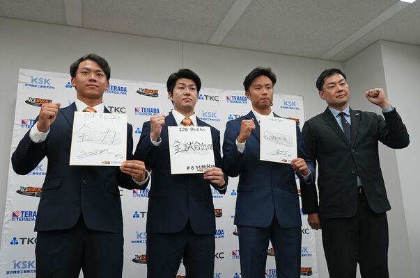 今季新加入の（左から）石田、村瀬、鈴木と土田チームディレクター＝県庁記者クラブ